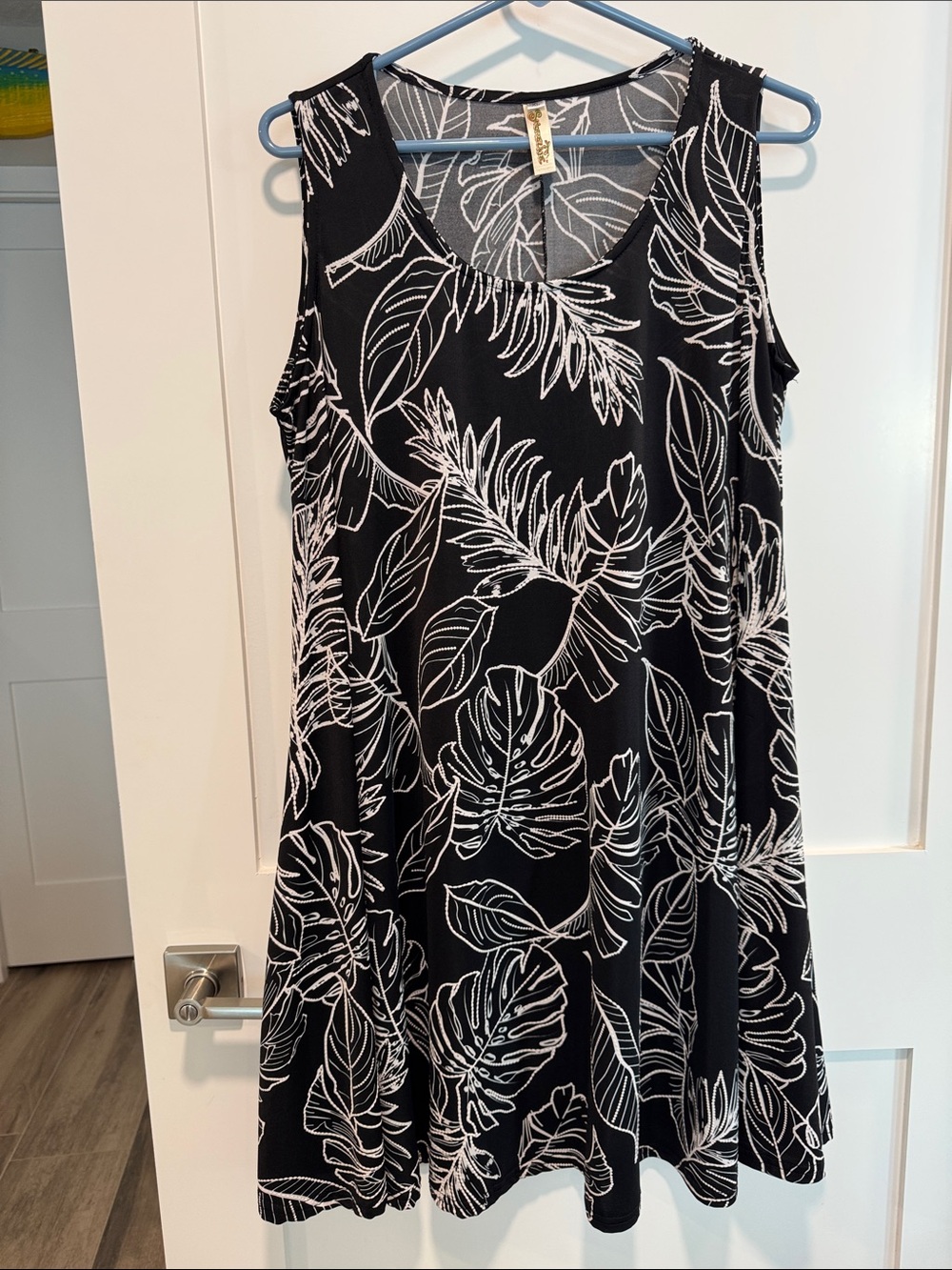Shoreline Black & White Leaf-Print Sleeveless flaired Dress